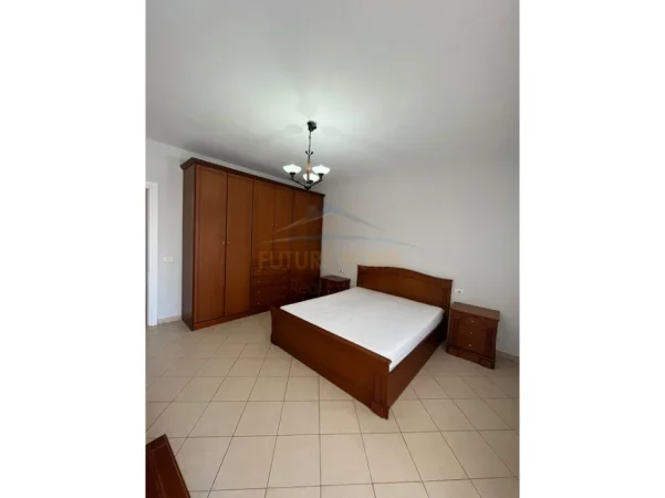 Tirane, jepet me qera apartament 1+1+Ballkon Kati 5, 71 m² 530 € (Don Bosko)
