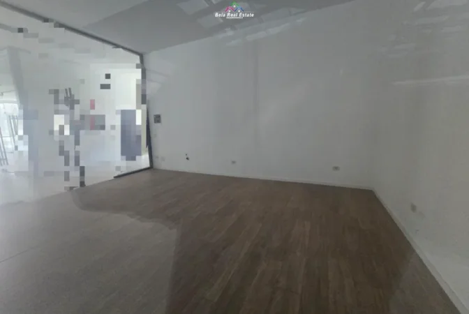 Tirane, jepet me qera dyqan Kati 2, 30 m² 780 € (mine peza)