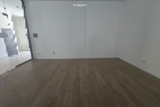 Tirane, jepet me qera dyqan Kati 2, 30 m² 780 € (mine peza)