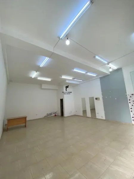 Tirane, jepet me qera dyqan Kati 0, 61 m² 650 € (YZBERISHT)