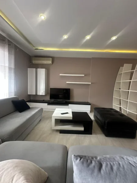 Tirane, jepet me qera apartament 2+1+Ballkon Kati 7, 90 m² 550 € 