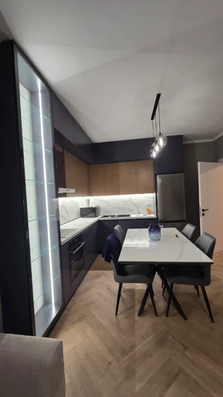 Tirane, jepet me qera apartament 2+1+Ballkon Kati 7, 90 m² 550 € 