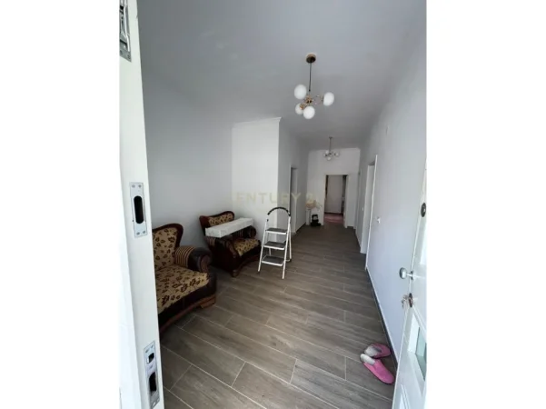 Tirane, jepet me qera shtepi 2+1+Ballkon Kati 1, 110 m² 600 € (Siri kodra)