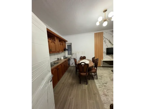 Tirane, jepet me qera shtepi 2+1+Ballkon Kati 1, 110 m² 600 € (Siri kodra)