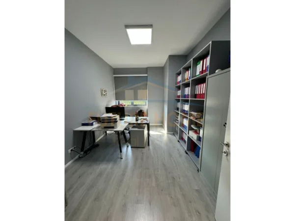 Tirane, jepet me qera ambjent biznesi Kati 1, 115 m² 1.200 € (Unaza e Re)