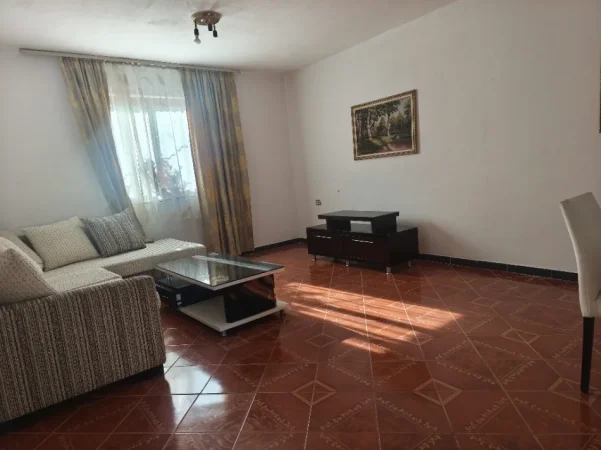 Shqiperi, jepet me qera Vile 1+1 Kati 2, 60 m² 380 € (Shkolla bashkim fino, prane policise qyteti studenti)