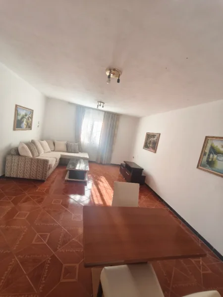 Shqiperi, jepet me qera Vile 1+1 Kati 2, 60 m² 380 € (Shkolla bashkim fino, prane policise qyteti studenti)