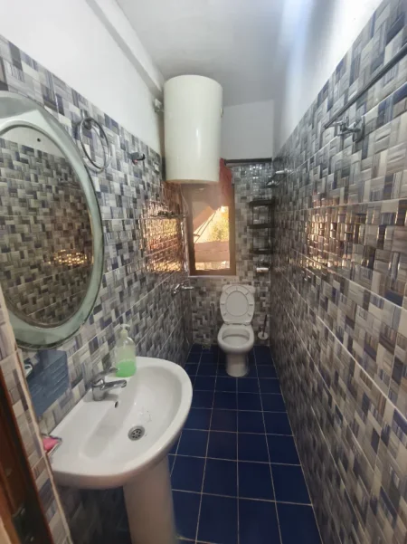 Shqiperi, jepet me qera Vile 1+1 Kati 2, 60 m² 380 € (Shkolla bashkim fino, prane policise qyteti studenti)