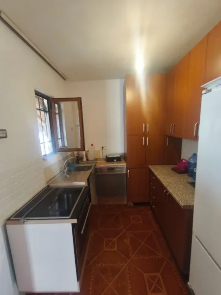 Shqiperi, jepet me qera Vile 1+1 Kati 2, 60 m² 380 € (Shkolla bashkim fino, prane policise qyteti studenti)