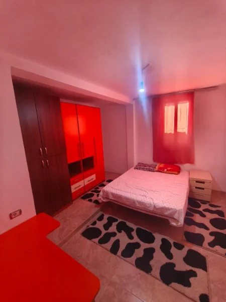 Shqiperi, jepet me qera Vile 1+1 Kati 2, 60 m² 380 € (Shkolla bashkim fino, prane policise qyteti studenti)