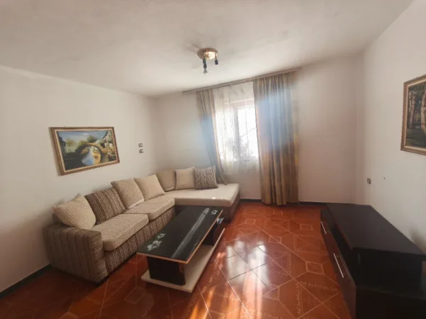 Shqiperi, jepet me qera Vile 1+1 Kati 2, 60 m² 380 € (Shkolla bashkim fino, prane policise qyteti studenti)