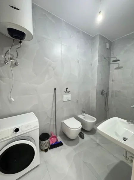 Tirane, jepet me qera apartament 1+1 Kati 5, 62 m² 390 € (ALI DEMI)
