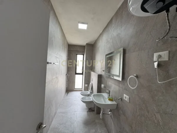 Tirane, jepet me qera apartament 2+1 Kati 9, 120 m² 700 € (Qsut)