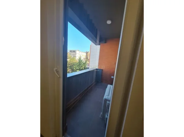 Tirane, jepet me qera apartament 1+1 Kati 3, 70 m² 700 € (Ambasada Amerikane)