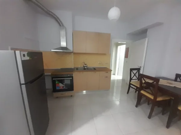 Tirane, jepet me qera Apartament 3+1+2 Tualete, Kati 2, 95 m², Çmimi 45.000 Lekë të Reja, (Pranë Resorant Freskut, Tiranë.)