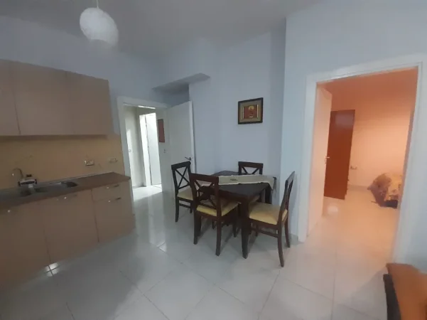 Tirane, jepet me qera Apartament 3+1+2 Tualete, Kati 2, 95 m², Çmimi 45.000 Lekë të Reja, (Pranë Resorant Freskut, Tiranë.)