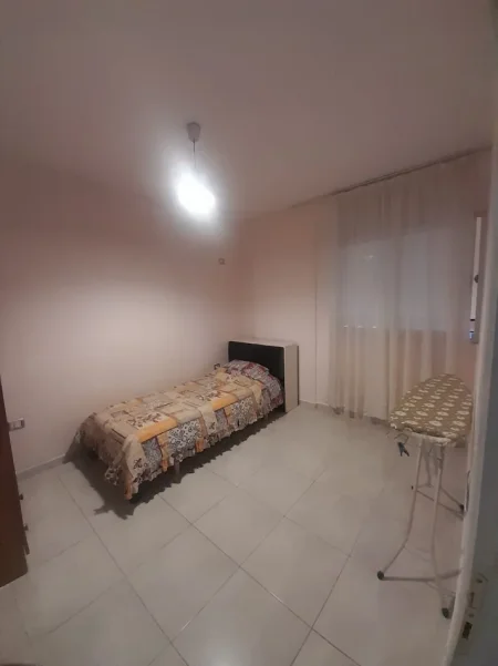 Tirane, jepet me qera Apartament 3+1+2 Tualete, Kati 2, 95 m², Çmimi 45.000 Lekë të Reja, (Pranë Resorant Freskut, Tiranë.)