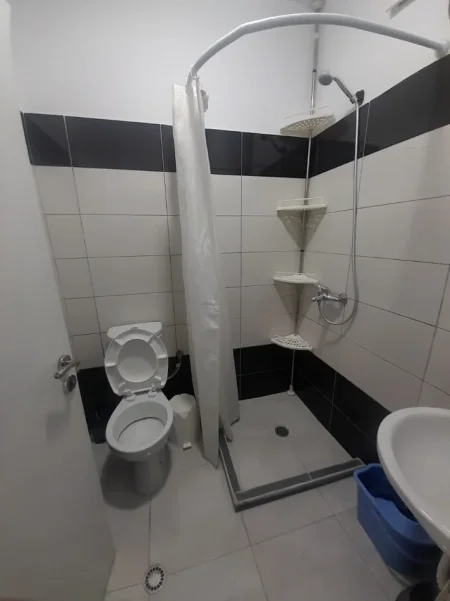 Tirane, jepet me qera Apartament 3+1+2 Tualete, Kati 2, 95 m², Çmimi 45.000 Lekë të Reja, (Pranë Resorant Freskut, Tiranë.)
