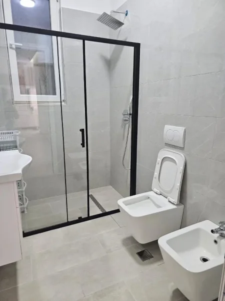 Tirane, jepet me qera apartament 1+1 Kati 2, 75 m² 500 € (Don Bosko)