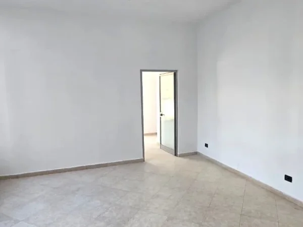 Tirane, jepet me qera ambjent biznesi Kati 1, 80 m² 960 € 