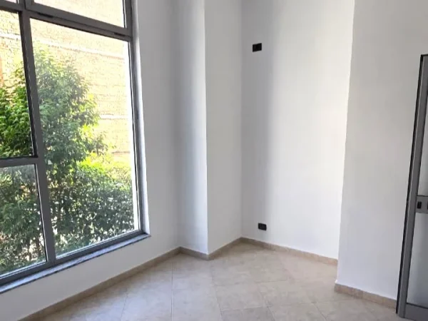Tirane, jepet me qera ambjent biznesi Kati 1, 80 m² 960 € 