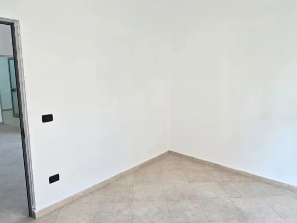 Tirane, jepet me qera ambjent biznesi Kati 1, 80 m² 960 € 
