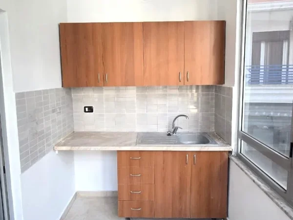 Tirane, jepet me qera ambjent biznesi Kati 1, 80 m² 960 € 