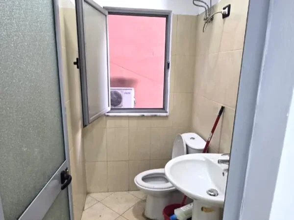Tirane, jepet me qera ambjent biznesi Kati 1, 80 m² 960 € 