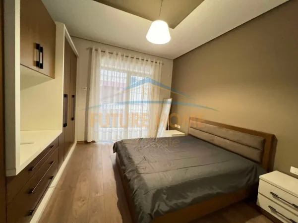 Tirane, jepet me qera apartament 1+1+Ballkon Kati 5, 82 m² 600 € (Kopshti Botanik)