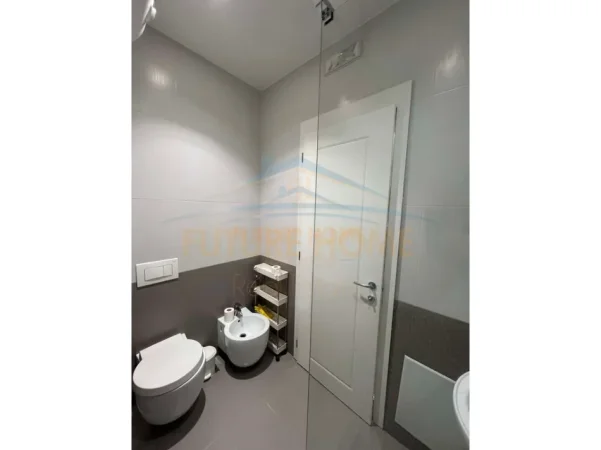 Tirane, jepet me qera apartament 1+1+Ballkon Kati 5, 82 m² 600 € (Kopshti Botanik)