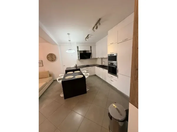 Tirane, jepet me qera apartament 2+1 Kati 4, 88 m² 550 € (Selite spitali amerikan 3)
