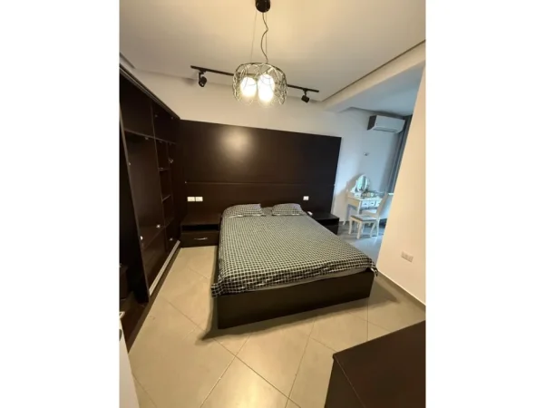 Tirane, jepet me qera apartament 2+1 Kati 4, 88 m² 550 € (Selite spitali amerikan 3)