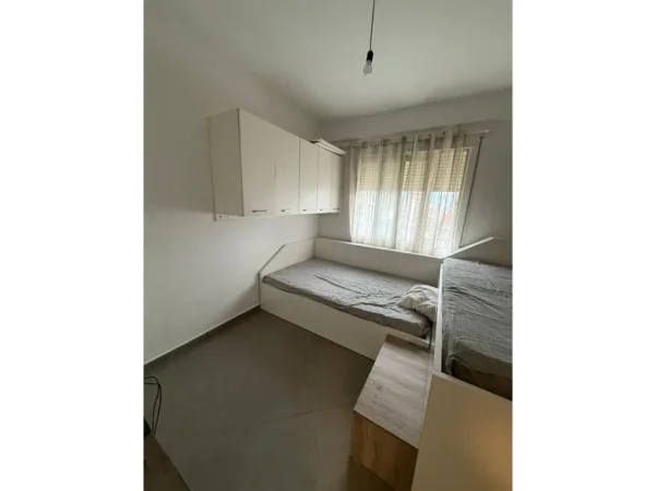 Tirane, jepet me qera apartament 2+1 Kati 4, 88 m² 550 € (Selite spitali amerikan 3)