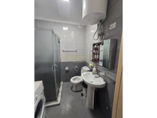 Tirane, jepet me qera apartament 2+1+Ballkon Kati 5, 85 m² 650 € (Zogu i zi)