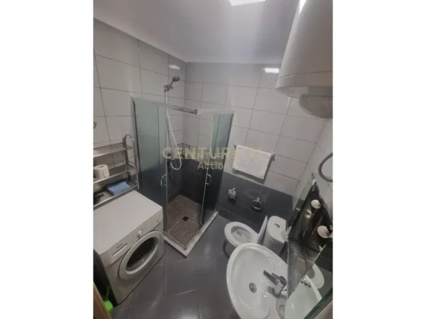 Tirane, jepet me qera apartament 2+1+Ballkon Kati 5, 85 m² 650 € (Zogu i zi)