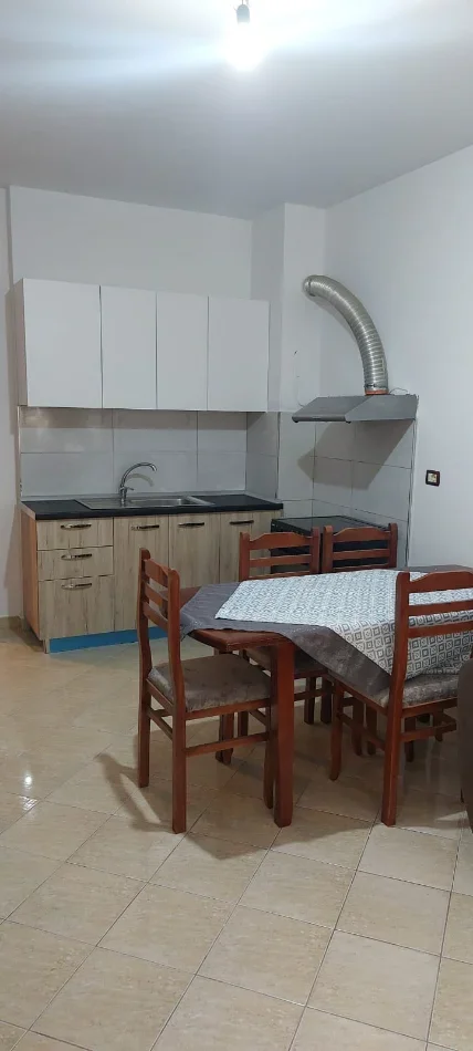 Tirane, jepet me qera apartament 1+1 Kati 2, 450 € (Prane Kesh)