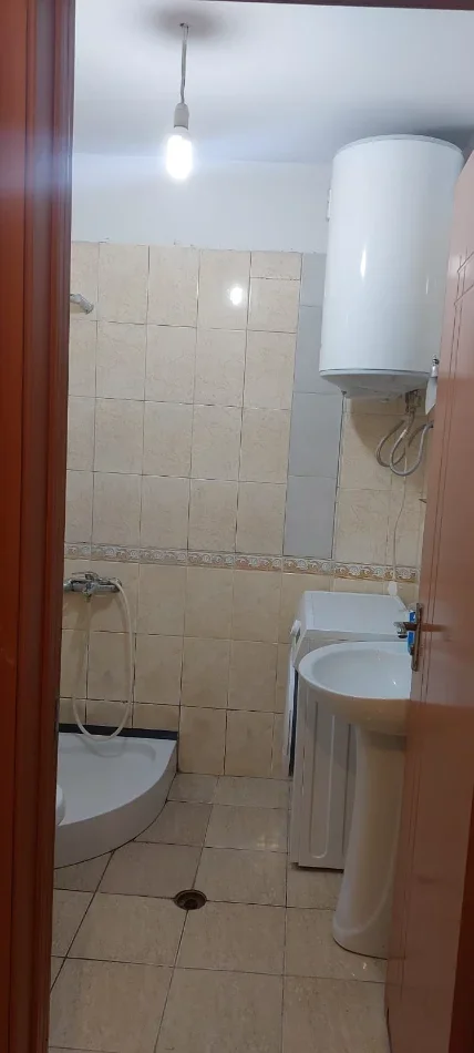 Tirane, jepet me qera apartament 1+1 Kati 2, 450 € (Prane Kesh)