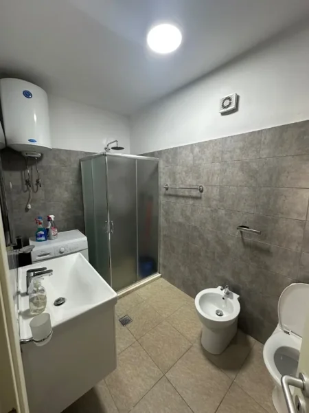 Tirane, jepet me qera apartament 1+1 Kati 8, 650 € 