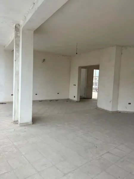 Me qera: Ambient Biznesi 📌Vlore - Perballe Spitalit || 200m² || Cmimi me marreveshje