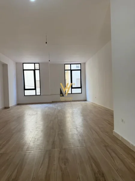 Tirane, jepet me qera zyre Kati 1, 154 m² 2.600 € (QENDER)