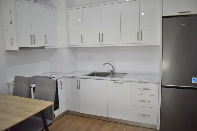 Tirane, jepet me qera apartament 1+1 , 60 m² 450 € 