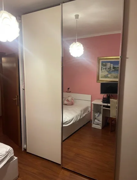 Tirane, jepet me qera apartament 2+1 Kati 7, 100 m² 1.000 € (ISH EKSPOZITA)