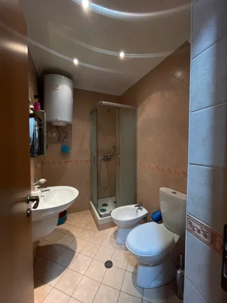 Tirane, jepet me qera apartament 1+1+Ballkon Kati 10, 75 m², Qender, 9Kateshet, 💶Çmimi: 80.000 Leke/Muaj