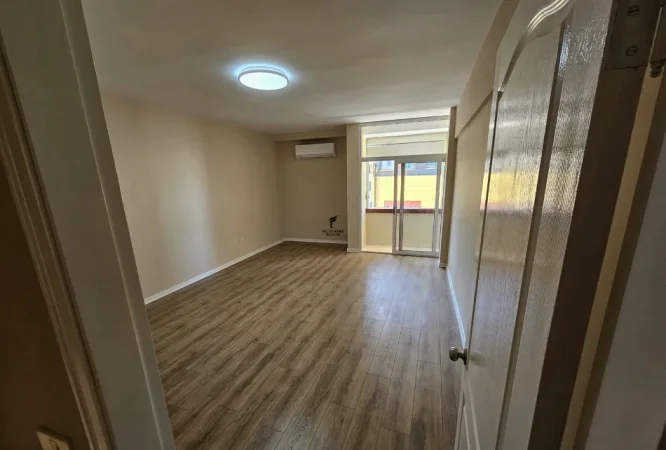 Tirane, jepet me qera zyre Kati 4, 130 m² 900 € (QENDER)