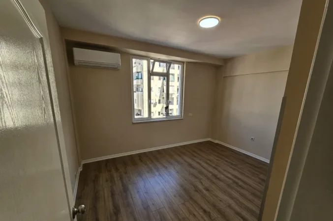 Tirane, jepet me qera zyre Kati 4, 130 m² 900 € (QENDER)