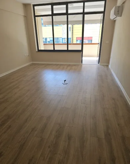 Tirane, jepet me qera zyre Kati 4, 130 m² 900 € (QENDER)