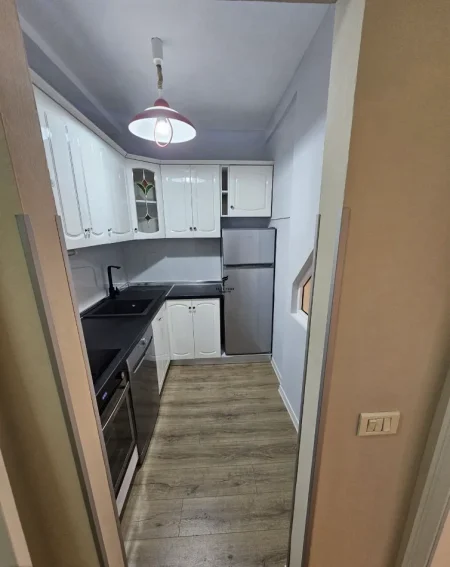 Tirane, jepet me qera zyre Kati 4, 130 m² 900 € (QENDER)