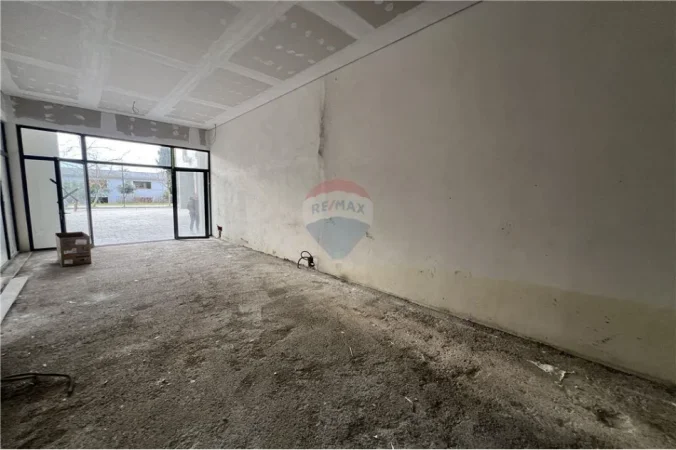 Vlore - Lungomare, shitet dyqan Kati 0, 50 m² 130.000 € (Lungomare, Vlorë)