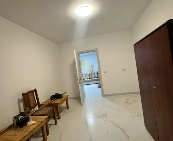 Tirane, jepet me qera apartament 1+1 Kati 1, 65 m² 450 € (Vasil Shanto)
