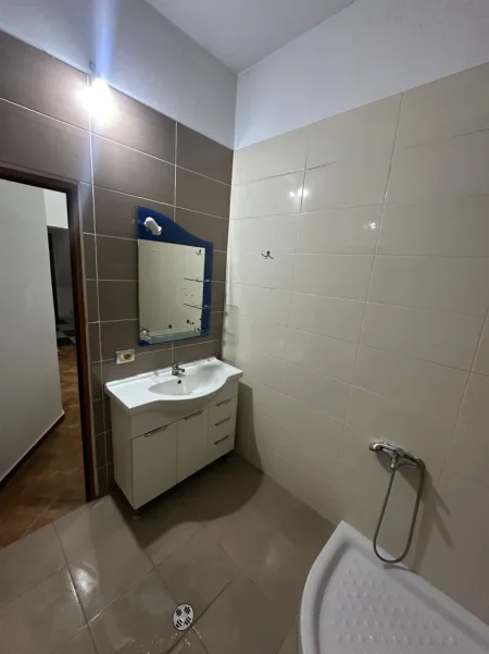 Tirane, jepet me qera garsonier 1+1 Kati 2, 40 m² 299 € (Rruga Havzi Nela)